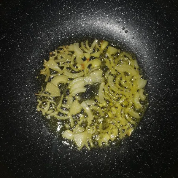 Lelehkan butter, tumis bawang bombay hingga harum.