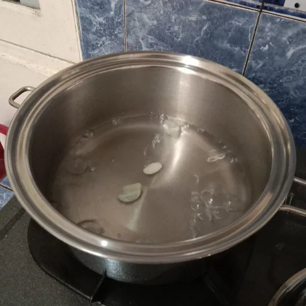 Didihkan air dengan bawang putih.