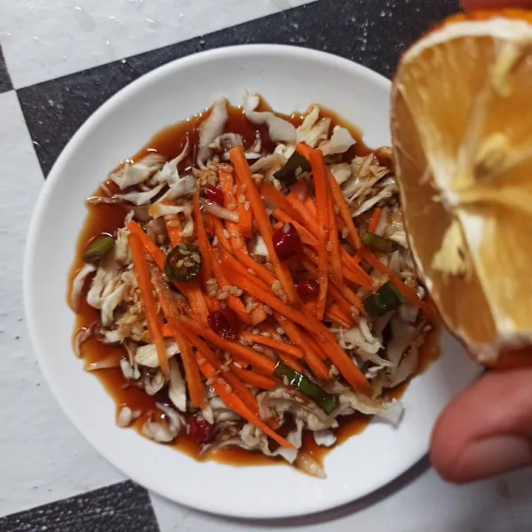 Beri secukupnya lemon.