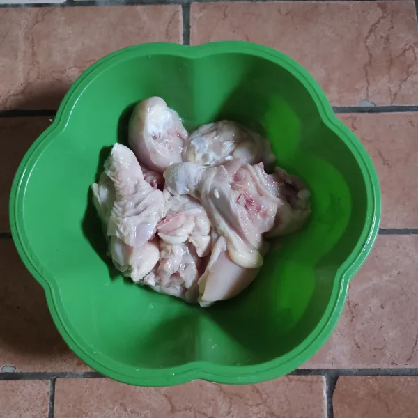 Bersihkan ayam, potong sesuai selera lalu rendam dengan air jeruk nipis selama 15 menit.