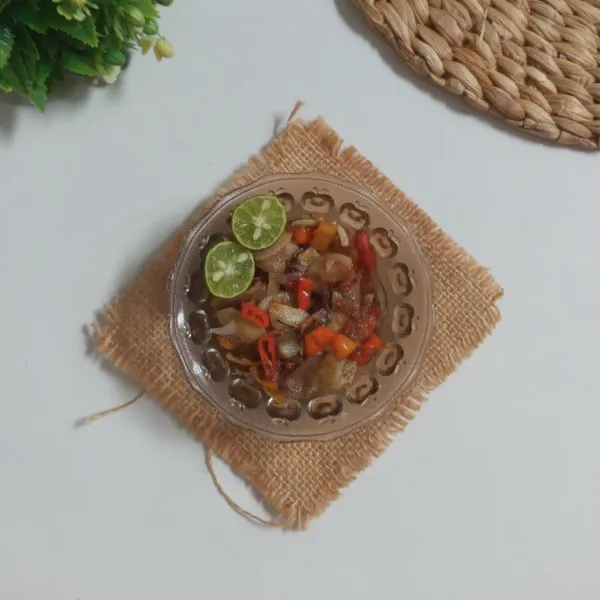 Pindahkan sambal ke dalam mangkuk sambal lalu kucuri air perasan jeruk limo.