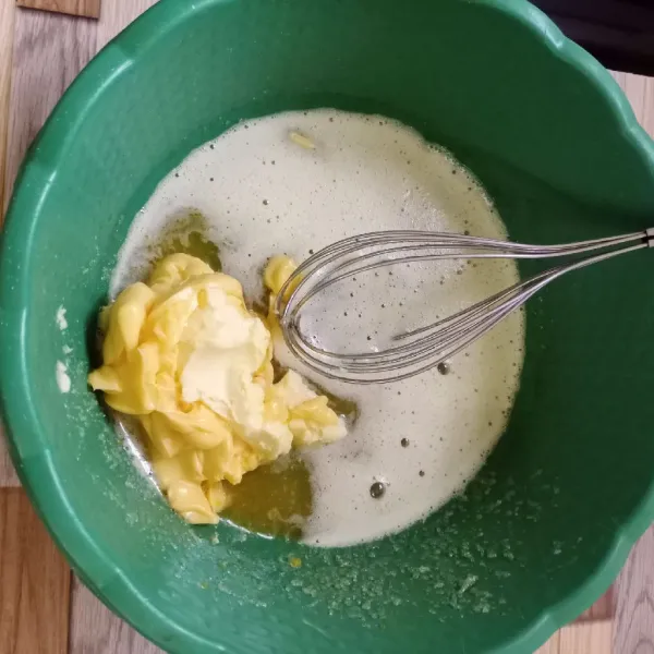 Masukkan margarin, kocok sampai rata.