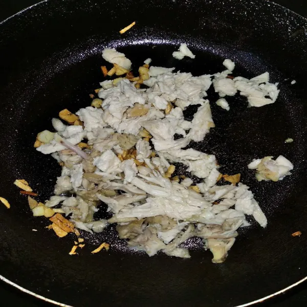 Tumis bawang putih dan jahe hingga harum, lalu masukkan ayam.