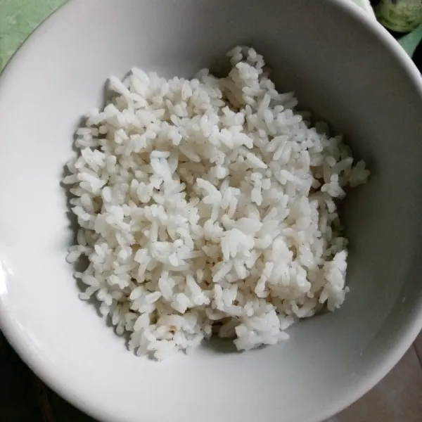 Ambil nasi secukupnya, beri daging dan sajikan dengan telur ceplok.