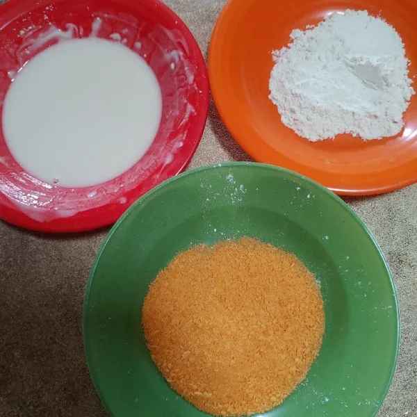 Siapkan bahan kering dan basah. Untuk tepung terigu ambil 2 sdm tepung dan larutkan dengan sedikit air. Sisa tepung untuk balutan daging.