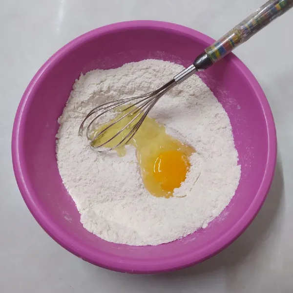 Aduk rata terigu, tepung beras, gula pasir dan baking powder double acting. Masukkan telur aduk rata.