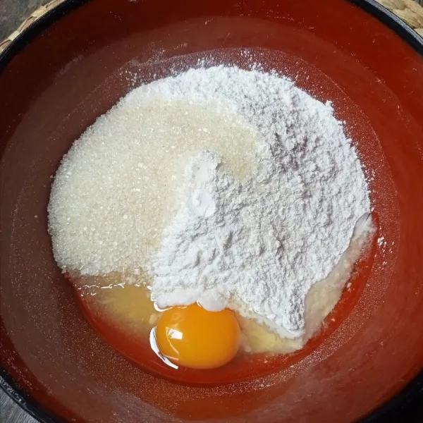 Campur tepung terigu, tepung beras, gula pasir, telur, garam, baking powder dan soda kue.