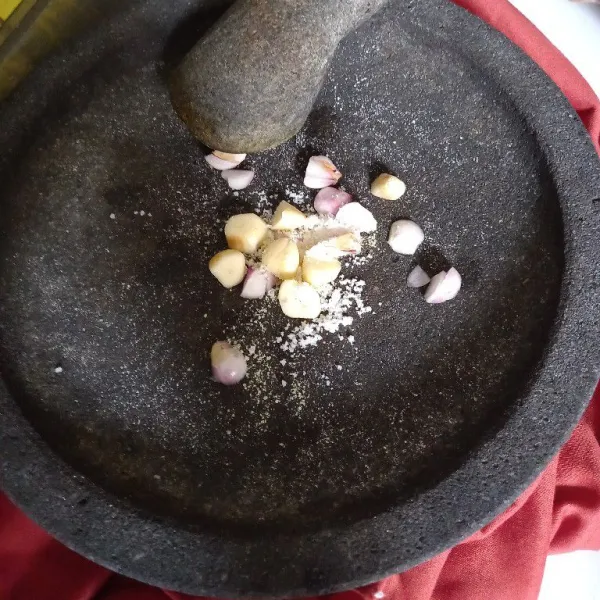 Potong menjadi bagian kecil bawang merah dan bawang putih, tambahkan penyedap dan garam kemudian ulek halus.