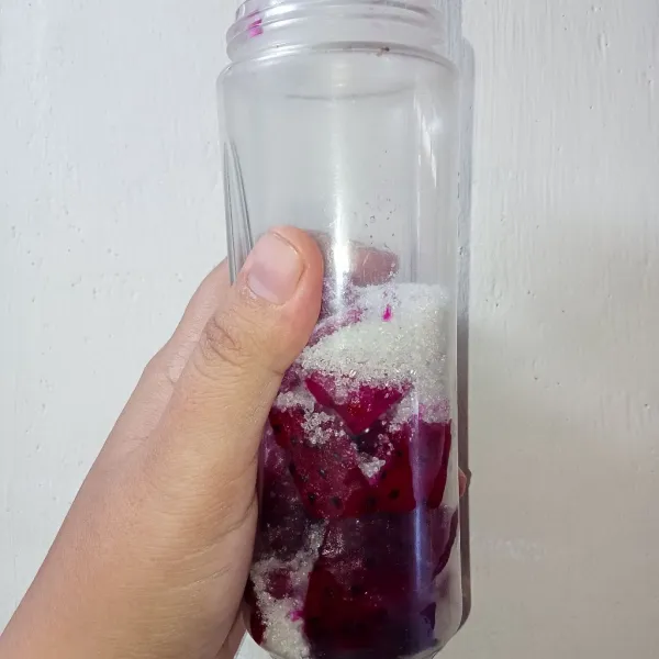 Masukkan buah naga kedalam blender tambahkan gula dan air.