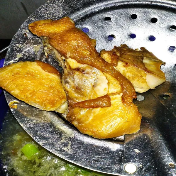 Rebus ayam hingga matang, lalu goreng, suwir ayam lalu sajikan dengan kuah, beri pelengkap telur dan jeruk nipis.