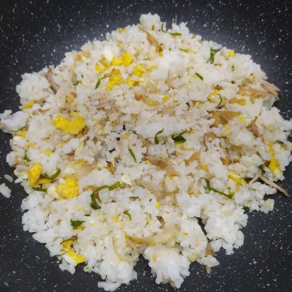 Masukkan nasi putih, aduk sampai tercampur rata dengan tumisan.