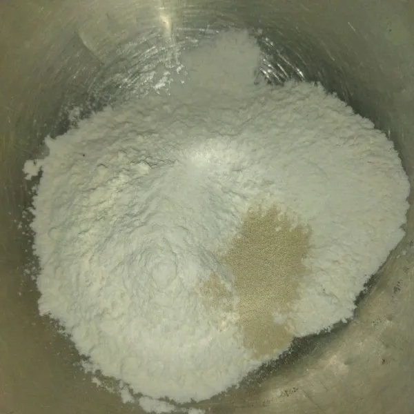 Campur tepung terigu protein tinggi, tepung terigu protein sedang dan ragi instan.