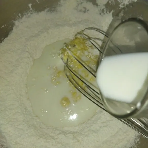 Tambahkan susu cair sedikit demi sedikit.