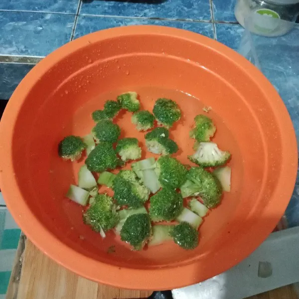 Bersihkan dan cuci brokoli. Rendam 5 menit dengan air garam, kemudian bilas.