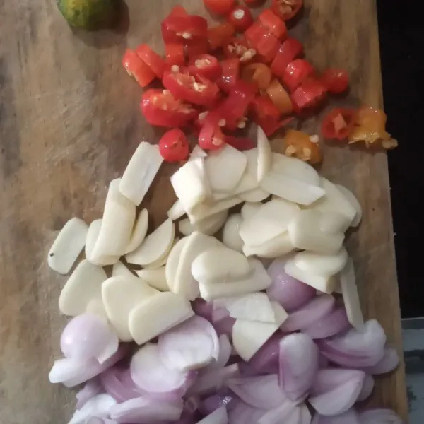 Iris halus bawang dan cabe, sisihkan.