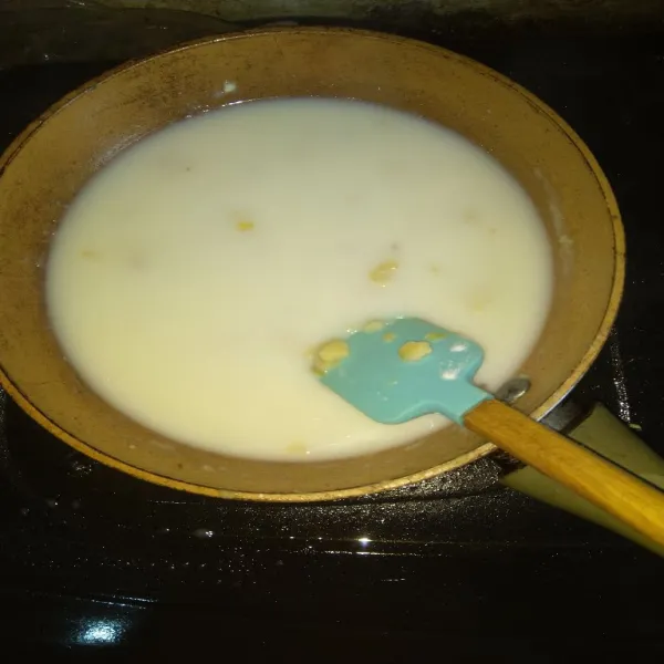 Tuang susu cair , aduk-aduk dan masak hingga mengental.
