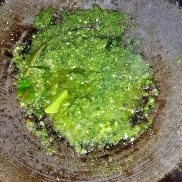 Haluskan cabe hijau, bawang merah dan bawang putih, lalu tumis hingga harum, lalu tambahkan daun jeruk, aduk rata.
