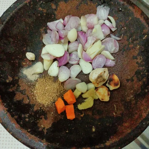 Haluskan bahan bumbu halus.