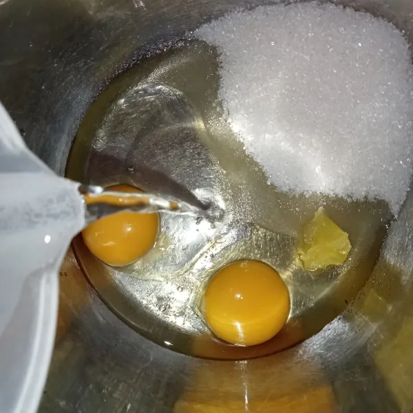 Masukkan telur, gula, emulsif dan air soda, mixer hingga tercampur rata dan berbusa.