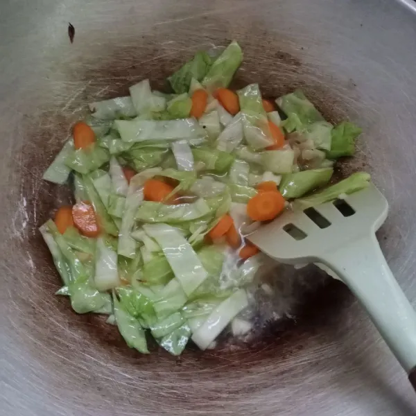 Masukkan air, masak sampai sayuran setengah matang.