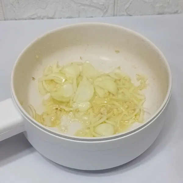 Tumis bawang bombay, bawang putih.