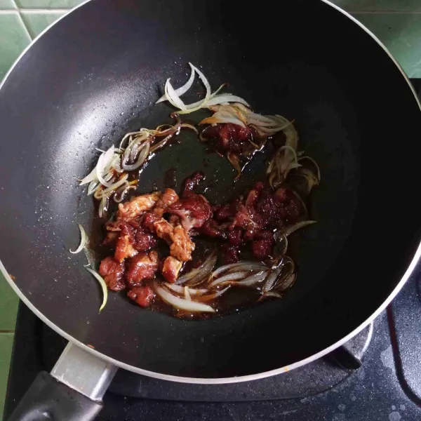 Masukkan daging, tuang sedikit air. Masak hingga matang dan empuk.