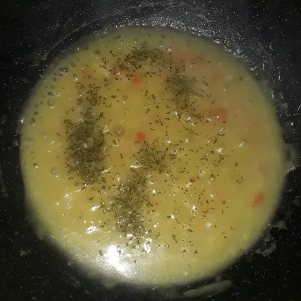 Tambahkan parsley, aduk rata lalu angkat. Sajikan hangat dengan taburan parsley di atasnya.