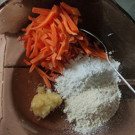 Siapkan mangkuk bersih, masukan wortel parut, tepung tangmien, tepung serbaguna, bawang putih halus ke dalam mangkuk.