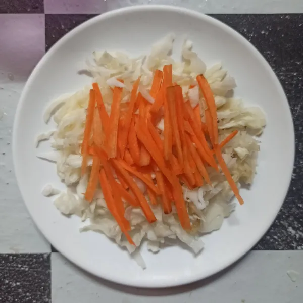 Potong kol dan wortel sesuai selera. Lalu letakkan di wadah.