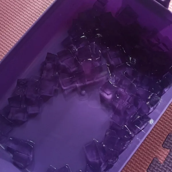 Masak bahan jelly, letakkan dicetakan. Biarkan mengeras, lalu potong dadu.