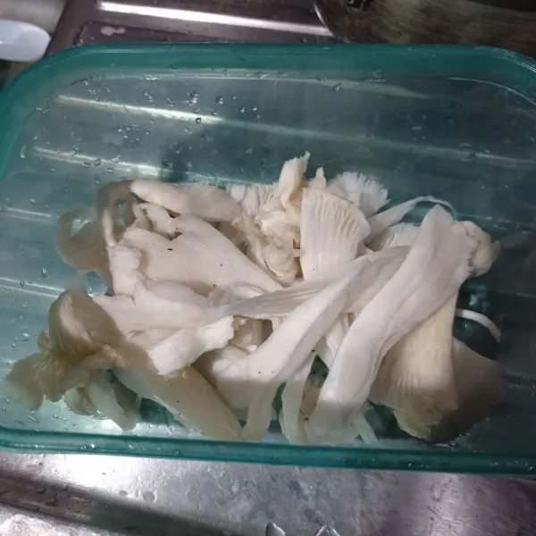 Suwir suwir jamur tiram, cuci bersih dan tiriskan.