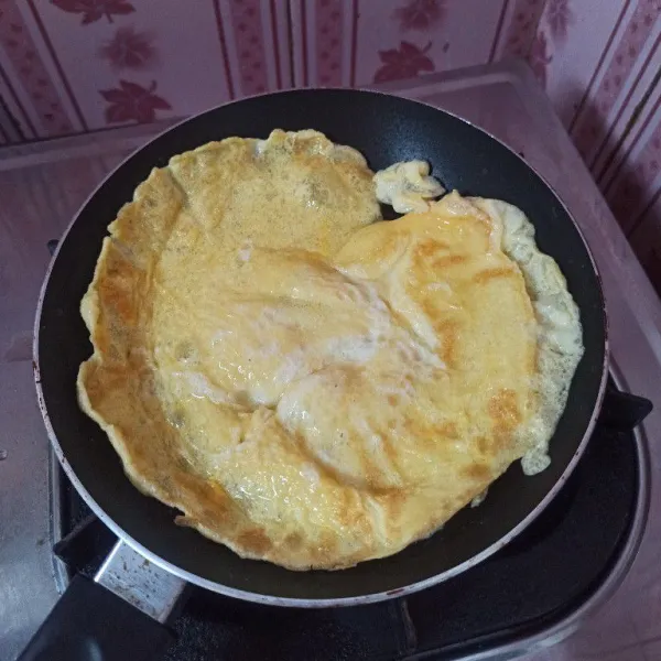Kocok lepas telur dan sejumput garam kemudian goreng hingga matang.