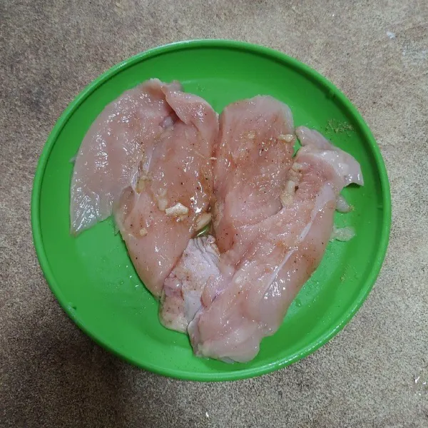 Cuci bersih ayam lalu fillet dan balur dengan bawang putih, kaldu bubuk dan garam. Lalu biarkan sampai bumbu meresap kurang lebih selama 30 menit.