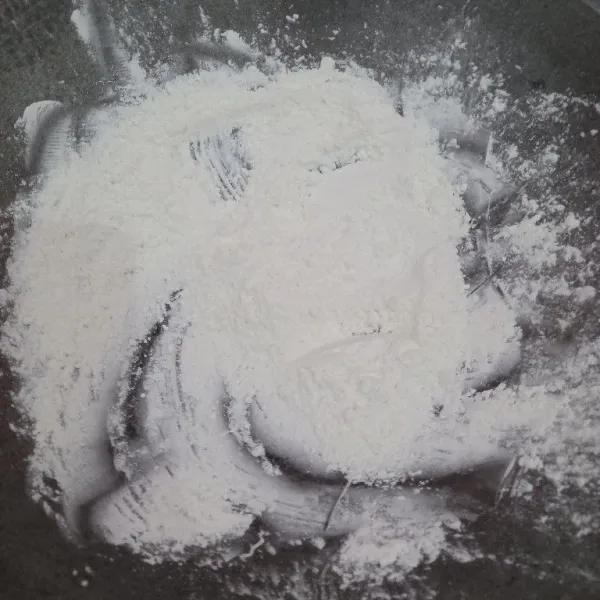 Sangrai tepung maizena untuk taburan ketika membentuk adonan.