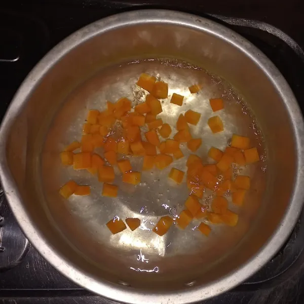 Rebus wortel sampai matang lalu tiriskan.