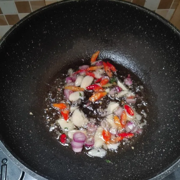 Panaskan wajan,tumis bumbu iris cabe rawit,cabe merah,bawang merah dan bawang putih. Masak hingg harum