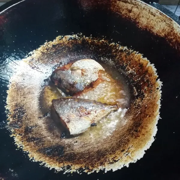 Goreng ikan sampai matang. Angkat dan tiriskan.