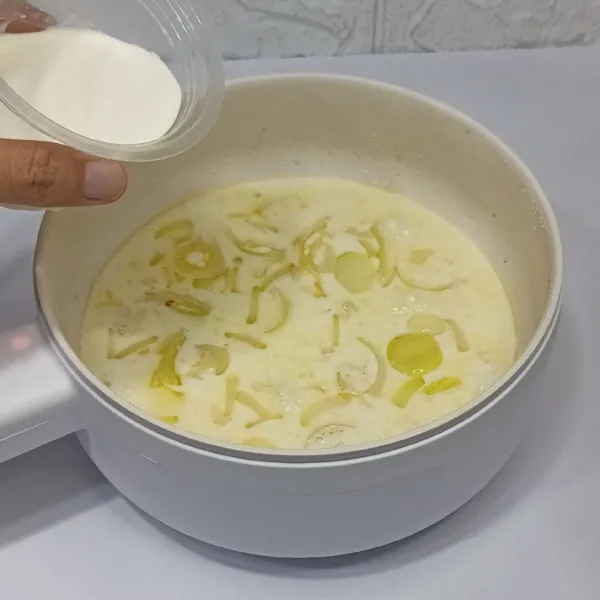 Tuang susu, cooking cream.