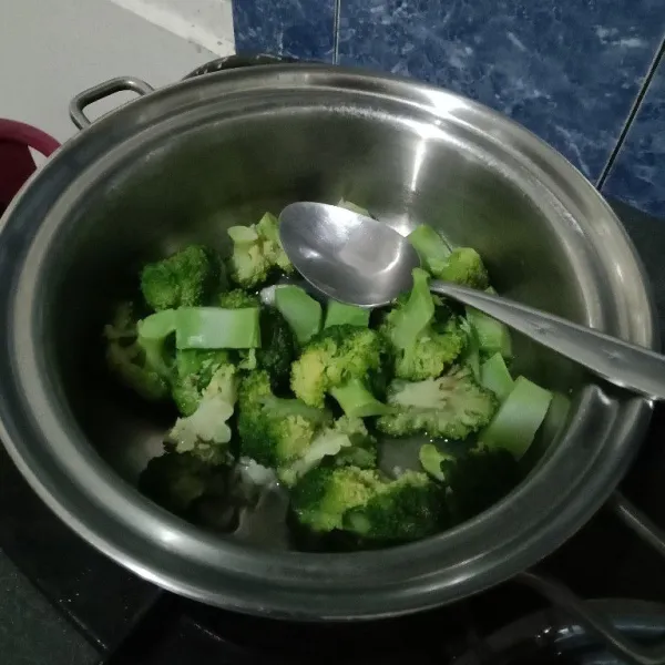 Masak hingga brokoli lunak. Kemudian angkat, tiriskan.