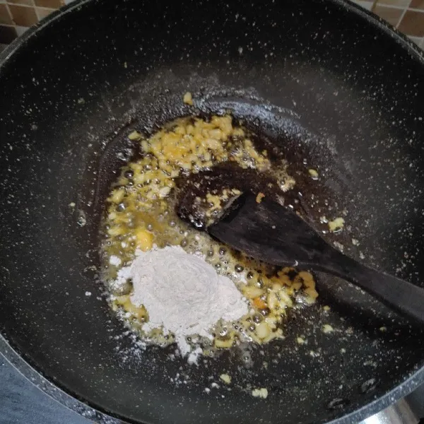 Lelehkan margarin, tumis bawang putih hingga harum. Lalu masukkan tepung terigu, aduk cepat.