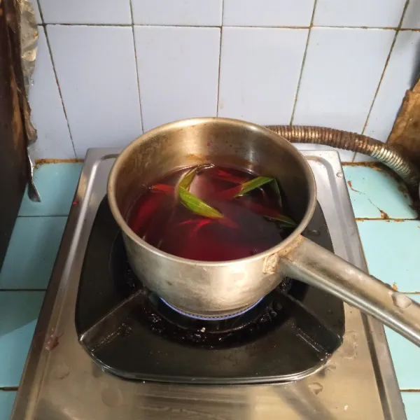 Masukkan pasta cocopandan dan pewarna merah. Masak hingga mendidih. Biarkan hingga air mulai berkurang dan agak mengental.