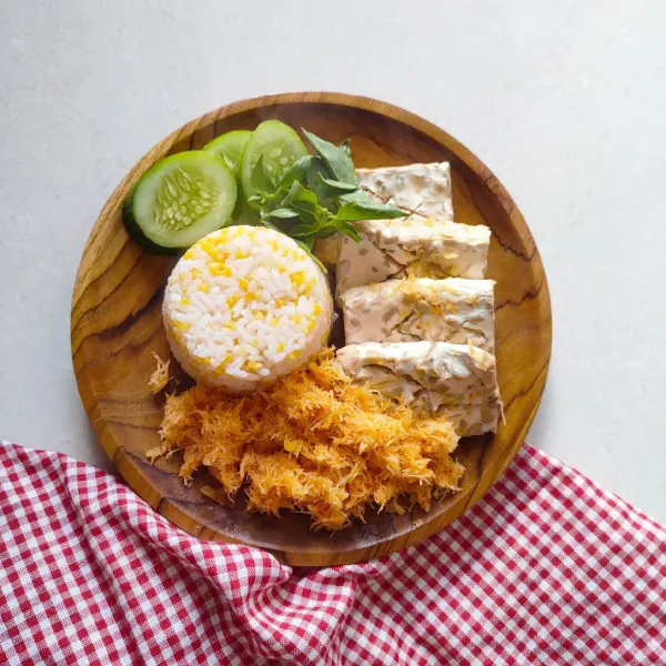 Sajikan dengan lalapan sesuai selera.