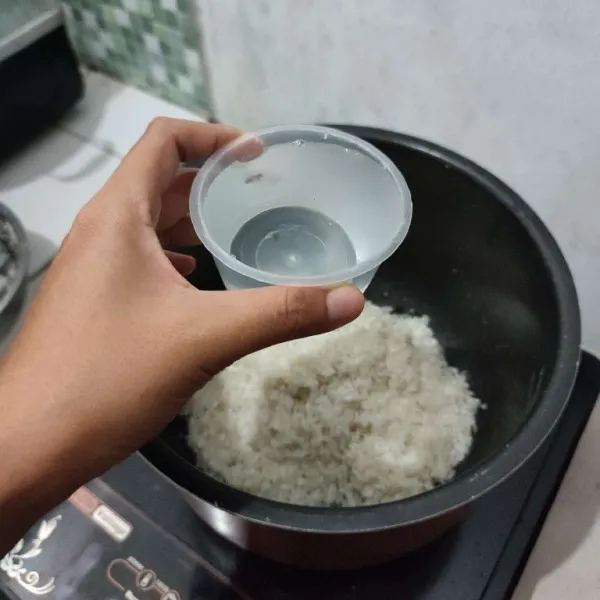 Kemudian salin ke dalam panci rice cooker, beri air sesuai takaran.