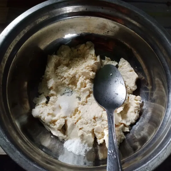Masukkan tepung terigu, bawang putih bubuk, garam dan kaldu jamur.