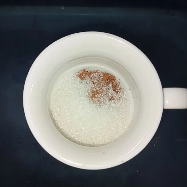 Tambahkan gula pasir kedalam gelas.
