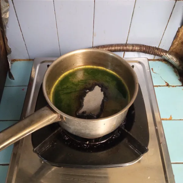 Masukkan air pandan, garam dan bubuk jelly ke dalam panci perebus, aduk rata. Masak hingga mendidih.