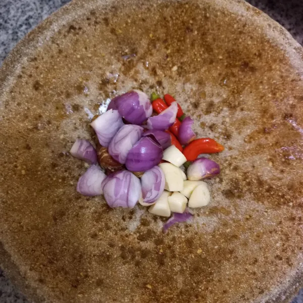 Haluskan bawang putih, bawang merah, kencur dan cabe rawit.