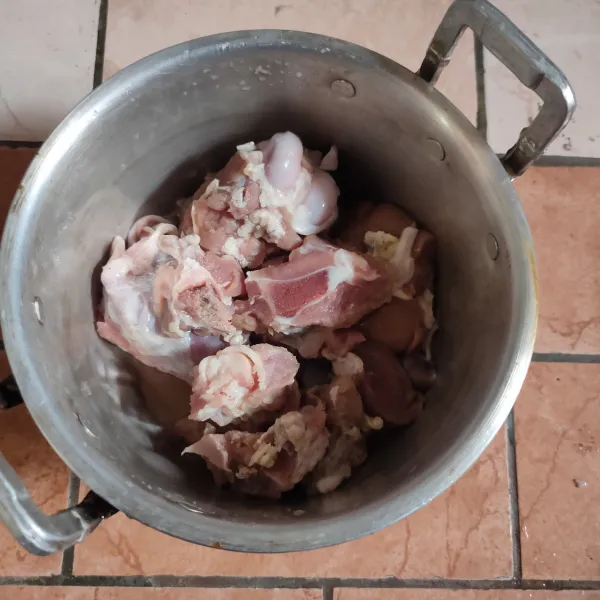 Bersihkan daging kambing kemudian rebus/presto dengan bumbu rempah hingga empuk.