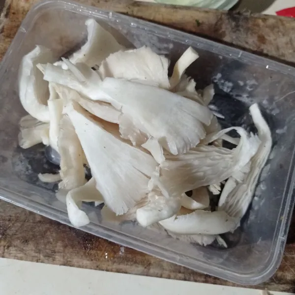 Suwir besar jamur tiram, cuci bersih tiriskan.