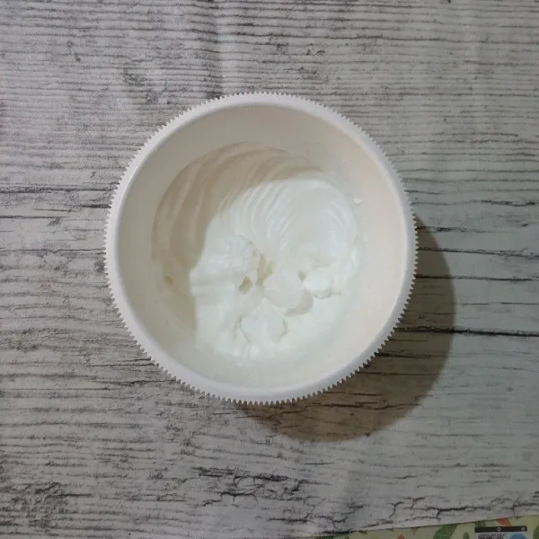 Untuk membuat meringue, campur semua bahan C, kocok hingga kaku, putih berjejak.